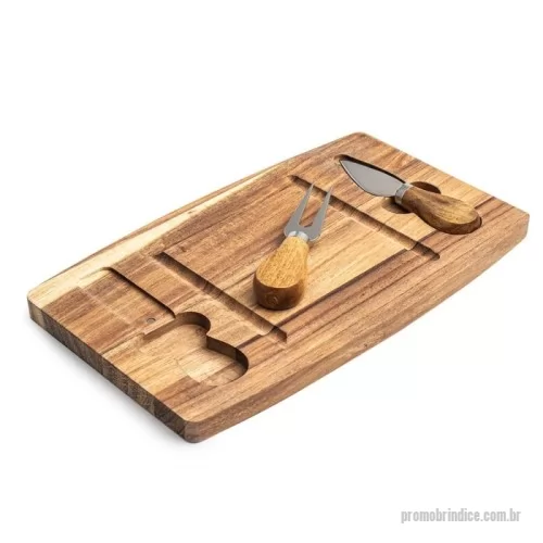 Kit acessórios para queijo personalizado - Kit queijo 3 peças, contém: tábua de madeira com canaleta, faca com ponta, e garfo. Tábua com imã para encaixe e fixação dos utensílios.