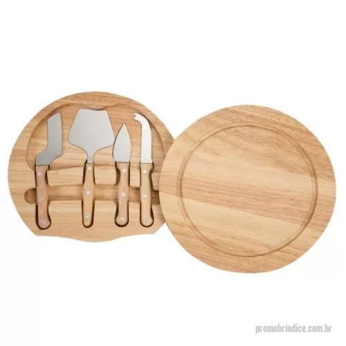 Kit acessórios para queijo personalizado - Kit queijo 5 peças, possui tábua de bambu com canaleta e parte inferior com borrachas antideslizantes. Contém faca reta, espátula, faca com ponta e garfo em inox. Para abrir basta rotacionar a tampa.