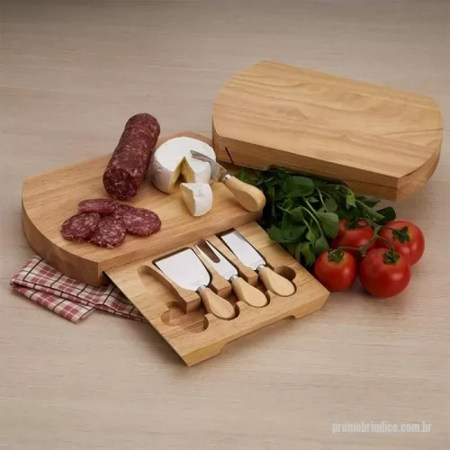 Kit acessórios para queijo personalizado - Descrição: Kit queijo 5 peças, contém: tábua de bambu com gaveta para acomodação dos utensílios, faca com ponta, faca reta, garfo e espátula.  Altura :  18 cm  Largura :  27,7 cm  Espessura :  3,5 cm  Medidas aproximadas para gravação (CxL):  Tábua 16 cm x 22 cm - Cabo 2 cm x 2,5 cm