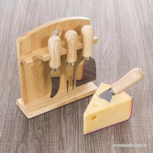 Kit acessórios para queijo personalizado - Descrição: Kit queijo com 5 peças em madeira. Contém faca reta, faca com ponta, garfo, espátula e suporte de encaixe com borrachas antideslizantes na parte inferior.  Medidas aproximadas para gravação (CxL):  Cabos madeira 4 cm x 1,5 cm – Suporte 14 cm x 8 cm