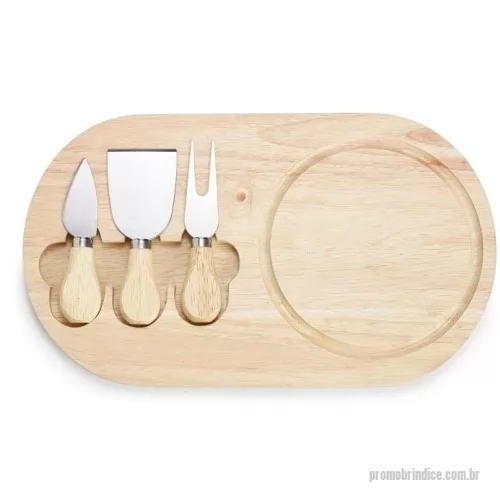 Kit acessórios para queijo personalizado -  Kit queijo 4 peças, contém: tábua de madeira com canaleta, faca com ponta, garfo e espátula. Tábua com imã para encaixe e fixação dos utensílios.  Largura :  32,1 cm  Comprimento :  18,7 cm  Espessura :  1,5 cm