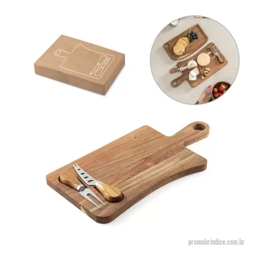 Kit acessórios para queijo personalizado - Tábua de queijos em madeira de acácia, proveniente de gestão florestal sustentável, com pega. Incluso 2 utensílios em madeira de acácia e aço inox: uma faca e um garfo, tendo uma ranhura com magnetismo para prender os talheres. Fornecido em caixa presente em papel kraft reciclado. Certificação EU Food Grade. A cor e o resultado da impressão nos materiais naturais pode variar entre produtos. 363 x 181 x 15 mm