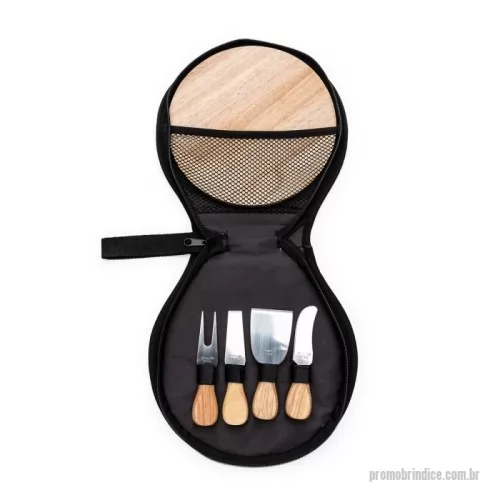 Kit acessórios para queijo personalizado - Kit queijo 5 peças em estojo de nylon com zíper e alça. Contém: espátula grande, garfo, faca reta, espátula pequena e tábua de bambu. Estojo com rede interna para guardar a tábua e velcro para ficar as peças.