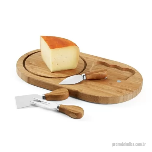 Kit acessórios para queijo personalizado - Tábua de queijos em bambu e aço inox com 3 utensílios. Fornecida em caixa em papel kraft reciclado. Certificação EU Food Grade. A cor e o resultado da impressão nos materiais naturais pode variar entre produtos. 330 x 195 x 16 mm | Caixa: 335 x 205 x 30 mm
