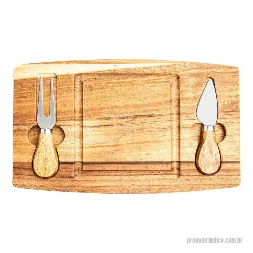 Kit acessórios para queijo personalizado - Kit queijo 3 peças: tábua de madeira com canaleta, faca com ponta, e garfo. Tábua com imã para fixação dos utensílios.