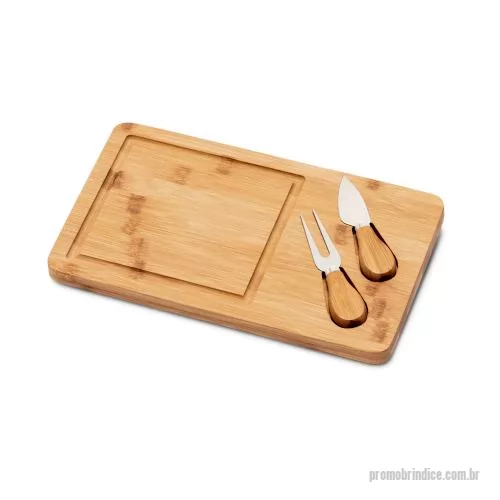 Kit acessórios para queijo personalizado - Tábua de queijos em bambu com 2 utensílios em bambu e aço inox. Fornecido em caixa em papel kraft reciclado.