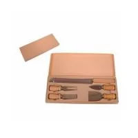 Kit queijo com cinco peças em estojo de papelão. Contém os talheres: faca de serra, faca com ponta, espátula, garfo e faca reta. Parte interna com suporte plástico aveludado com encaixe nas formas dos talheres. Gravação em Laser.