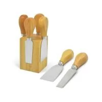 Kit Queijo com Imã. Gravação em Laser. Confeccionado em madeira e aço inox contém: uma faca, duas espátulas e um garfo trinchante. Leve e portátil, é ideal para sua casa e momentos com a família.