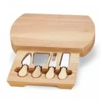 Kit queijo 5 peças, contém: tábua de bambu com gaveta para acomodação dos utensílios, faca com ponta, faca reta, garfo e espátula.