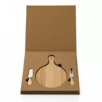 Kit queijo 3 peças em estojo kraft, contém: Tábua de bambu redonda, faca reta, e garfo. Tábua com orifício para encaixe.