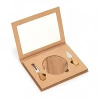 Kit queijo 3 peças em estojo kraft com visor. Contém faca, garfo e tábua, acompanha embalagem de papelão.