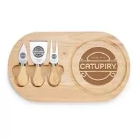 Kit queijo 4 peças, contém: tábua de bambu com canaleta, faca com ponta, garfo e espátula. Tábua com imã para encaixe e fixação dos utensílios