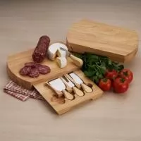 Descrição: Kit queijo 5 peças, contém: tábua de bambu com gaveta para acomodação dos utensílios, faca com ponta, faca reta, garfo e espátula.  Altura :  18 cm  Largura :  27,7 cm  Espessura :  3,5 cm  Medidas aproximadas para gravação (CxL):  Tábua 16 cm x 22 cm - Cabo 2 cm x 2,5 cm