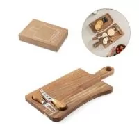 Tábua de queijos em madeira de acácia, proveniente de gestão florestal sustentável, com pega. Incluso 2 utensílios em madeira de acácia e aço inox: uma faca e um garfo, tendo uma ranhura com magnetismo para prender os talheres. Fornecido em caixa presente em papel kraft reciclado. Certificação EU Food Grade. A cor e o resultado da impressão nos materiais naturais pode variar entre produtos. 363 x 181 x 15 mm
