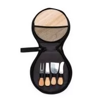 Kit queijo 5 peças em estojo de nylon com zíper e alça. Contém: espátula grande, garfo, faca reta, espátula pequena e tábua de bambu. Estojo com rede interna para guardar a tábua e velcro para ficar as peças.