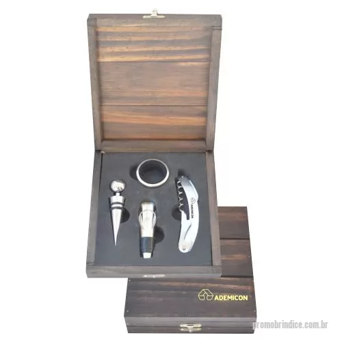 Kit acessórios para vinho personalizado - Kit vinho em estojo de madeira envelhecida com bocal para servir, rolha de metal, saca-rolhas 03 funções e anel de proteção para garrafa. Gravação indelével da logo a laser no estojo e no saca-rolhas. Um presente tradicional, útil e durável; garantindo a visualização da sua marca por muitos anos. Despachamos com frete pago para todo o Brasil.