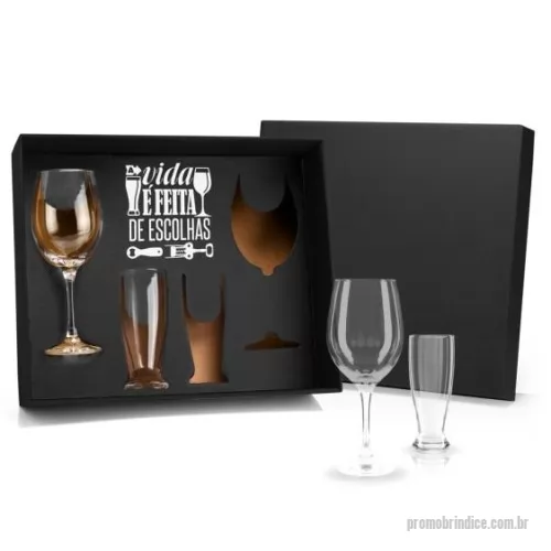 Kit acessórios para vinho personalizado - Jogo de copos para vinho e cerveja. Conta com dois copos para cerveja e duas taças para vinho em vidro.