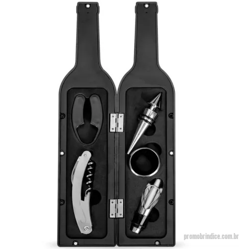 Kit acessórios para vinho personalizado -  Kit vinho formato garrafa com 5 peças: tampa de bico, wine collar, bico condutor com tampa, saca-rolhas metálico com lâmina de corte e abridor de garrafa e cortador de lacre. Estojo com fechamento imantado e área interna com berço de espuma. Impressão laser nas peças internas e Serigrafia na parte externa.