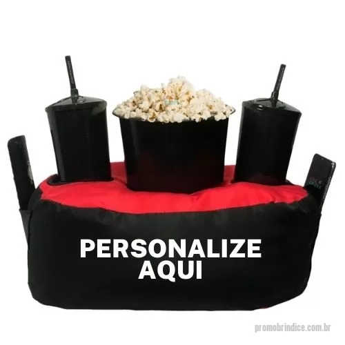 Kit almofada personalizado - Almofada Porta Pipoca Bicolor Casal Personalizada 1 Cor Silk. Transforme suas pausas em momentos aconchegantes com a Almofada Porta Pipoca, o brinde corporativo perfeito! Prática e confortável, ela é ideal para promover relaxamento e fortalecer laços. Personalize com sua marca e encante colaboradores e clientes. Adquira já! Almofada Porta Pipoca é um acessório versátil e prático, projetado para proporcionar conforto durante momentos de entretenimento. Com um design funcional, ela possui compartimentos especiais para acomodar tanto a pipoca quanto bebidas, oferecendo conveniência durante suas sessões de filmes, séries ou eventos esportivos. Fabricada com materiais de qualidade, a almofada proporciona suporte ergonômico, tornando a experiência mais agradável. Ideal para presentear ou complementar o ambiente de descontração, a Almofada Porta Pipoca é a escolha perfeita para quem busca praticidade e estilo em seus momentos de lazer.