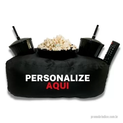 Kit almofada personalizado - Almofada Porta Pipoca Casal Preto Personalizado 2 Cores Silk. Transforme suas pausas em momentos aconchegantes com a Almofada Porta Pipoca, o brinde corporativo perfeito! Prática e confortável, ela é ideal para promover relaxamento e fortalecer laços. Personalize com sua marca e encante colaboradores e clientes. Adquira já! Almofada Porta Pipoca é um acessório versátil e prático, projetado para proporcionar conforto durante momentos de entretenimento. Com um design funcional, ela possui compartimentos especiais para acomodar tanto a pipoca quanto bebidas, oferecendo conveniência durante suas sessões de filmes, séries ou eventos esportivos. Fabricada com materiais de qualidade, a almofada proporciona suporte ergonômico, tornando a experiência mais agradável. Ideal para presentear ou complementar o ambiente de descontração, a Almofada Porta Pipoca é a escolha perfeita para quem busca praticidade e estilo em seus momentos de lazer.