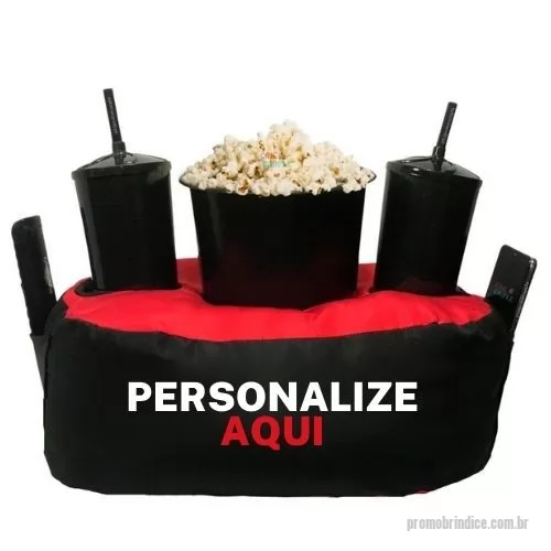 Kit almofada personalizado - Almofada Porta Pipoca Bicolor Casal Personalizada 2 Cores Silk. Transforme suas pausas em momentos aconchegantes com a Almofada Porta Pipoca, o brinde corporativo perfeito! Prática e confortável, ela é ideal para promover relaxamento e fortalecer laços. Personalize com sua marca e encante colaboradores e clientes. Adquira já! Almofada Porta Pipoca é um acessório versátil e prático, projetado para proporcionar conforto durante momentos de entretenimento. Com um design funcional, ela possui compartimentos especiais para acomodar tanto a pipoca quanto bebidas, oferecendo conveniência durante suas sessões de filmes, séries ou eventos esportivos. Fabricada com materiais de qualidade, a almofada proporciona suporte ergonômico, tornando a experiência mais agradável. Ideal para presentear ou complementar o ambiente de descontração, a Almofada Porta Pipoca é a escolha perfeita para quem busca praticidade e estilo em seus momentos de lazer.
