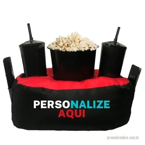 Kit almofada personalizado - Almofada Porta Pipoca Bicolor Casal Personalizada 3 Cores Silk. Transforme suas pausas em momentos aconchegantes com a Almofada Porta Pipoca, o brinde corporativo perfeito! Prática e confortável, ela é ideal para promover relaxamento e fortalecer laços. Personalize com sua marca e encante colaboradores e clientes. Adquira já! Almofada Porta Pipoca é um acessório versátil e prático, projetado para proporcionar conforto durante momentos de entretenimento. Com um design funcional, ela possui compartimentos especiais para acomodar tanto a pipoca quanto bebidas, oferecendo conveniência durante suas sessões de filmes, séries ou eventos esportivos. Fabricada com materiais de qualidade, a almofada proporciona suporte ergonômico, tornando a experiência mais agradável. Ideal para presentear ou complementar o ambiente de descontração, a Almofada Porta Pipoca é a escolha perfeita para quem busca praticidade e estilo em seus momentos de lazer.