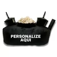 Almofada Porta Pipoca Casal Preto Personalizado 1 Cor Silk. Transforme suas pausas em momentos aconchegantes com a Almofada Porta Pipoca, o brinde corporativo perfeito! Prática e confortável, ela é ideal para promover relaxamento e fortalecer laços. Personalize com sua marca e encante colaboradores e clientes. Adquira já! Almofada Porta Pipoca é um acessório versátil e prático, projetado para proporcionar conforto durante momentos de entretenimento. Com um design funcional, ela possui compartimentos especiais para acomodar tanto a pipoca quanto bebidas, oferecendo conveniência durante suas sessões de filmes, séries ou eventos esportivos. Fabricada com materiais de qualidade, a almofada proporciona suporte ergonômico, tornando a experiência mais agradável. Ideal para presentear ou complementar o ambiente de descontração, a Almofada Porta Pipoca é a escolha perfeita para quem busca praticidade e estilo em seus momentos de lazer.