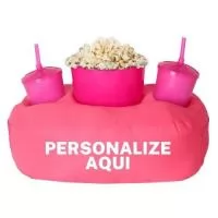 Almofada Porta Pipoca Casal Rosa Personalizado 1 Cor Silk. Transforme suas pausas em momentos aconchegantes com a Almofada Porta Pipoca, o brinde corporativo perfeito! Prática e confortável, ela é ideal para promover relaxamento e fortalecer laços. Personalize com sua marca e encante colaboradores e clientes. Adquira já! Almofada Porta Pipoca é um acessório versátil e prático, projetado para proporcionar conforto durante momentos de entretenimento. Com um design funcional, ela possui compartimentos especiais para acomodar tanto a pipoca quanto bebidas, oferecendo conveniência durante suas sessões de filmes, séries ou eventos esportivos. Fabricada com materiais de qualidade, a almofada proporciona suporte ergonômico, tornando a experiência mais agradável. Ideal para presentear ou complementar o ambiente de descontração, a Almofada Porta Pipoca é a escolha perfeita para quem busca praticidade e estilo em seus momentos de lazer.