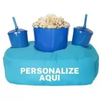 Almofada Porta Pipoca Azul Casal Personalizada 1 Cor. Transforme suas pausas em momentos aconchegantes com a Almofada Porta Pipoca, o brinde corporativo perfeito! Prática e confortável, ela é ideal para promover relaxamento e fortalecer laços. Personalize com sua marca e encante colaboradores e clientes. Adquira já! Almofada Porta Pipoca é um acessório versátil e prático, projetado para proporcionar conforto durante momentos de entretenimento. Com um design funcional, ela possui compartimentos especiais para acomodar tanto a pipoca quanto bebidas, oferecendo conveniência durante suas sessões de filmes, séries ou eventos esportivos. Fabricada com materiais de qualidade, a almofada proporciona suporte ergonômico, tornando a experiência mais agradável. Ideal para presentear ou complementar o ambiente de descontração, a Almofada Porta Pipoca é a escolha perfeita para quem busca praticidade e estilo em seus momentos de lazer.