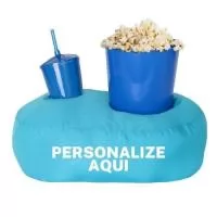 . Almofada Porta Pipoca Azul Solteiro Personalizada 1 Cor SilkTransforme suas pausas em momentos aconchegantes com a Almofada Porta Pipoca, o brinde corporativo perfeito! Prática e confortável, esta almofada é ideal para promover relaxamento e fortalecer laços. Personalize com sua marca e encante colaboradores e clientes. Adquira já!  Almofada Porta Pipoca: Conforto e Praticidade para Seus Momentos de Lazer  A Almofada Porta Pipoca é um acessório versátil e prático, projetado para proporcionar conforto durante momentos de entretenimento. Com um design funcional, ela possui compartimentos especiais para acomodar pipoca e bebidas, oferecendo conveniência durante suas sessões de filmes, séries ou eventos esportivos. Fabricada com materiais de alta qualidade, a almofada proporciona suporte ergonômico, tornando a experiência mais agradável. Ideal para presentear ou complementar o ambiente de descontração, a Almofada Porta Pipoca é a escolha perfeita para quem busca praticidade e estilo em s