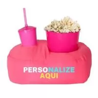 Almofada Porta Pipoca Rosa Solteiro Personalizada 3 Cores Silk. Transforme suas pausas em momentos aconchegantes com a Almofada Porta Pipoca, o brinde corporativo perfeito! Prática e confortável, esta almofada é ideal para promover relaxamento e fortalecer laços. Personalize com sua marca e encante colaboradores e clientes. Adquira já!  Almofada Porta Pipoca: Conforto e Praticidade para Seus Momentos de Lazer  A Almofada Porta Pipoca é um acessório versátil e prático, projetado para proporcionar conforto durante momentos de entretenimento. Com um design funcional, ela possui compartimentos especiais para acomodar pipoca e bebidas, oferecendo conveniência durante suas sessões de filmes, séries ou eventos esportivos. Fabricada com materiais de alta qualidade, a almofada proporciona suporte ergonômico, tornando a experiência mais agradável. Ideal para presentear ou complementar o ambiente de descontração, a Almofada Porta Pipoca é a escolha perfeita para quem busca praticidade e estilo em