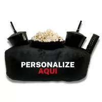 Almofada Porta Pipoca Casal Preto Personalizado 2 Cores Silk. Transforme suas pausas em momentos aconchegantes com a Almofada Porta Pipoca, o brinde corporativo perfeito! Prática e confortável, ela é ideal para promover relaxamento e fortalecer laços. Personalize com sua marca e encante colaboradores e clientes. Adquira já! Almofada Porta Pipoca é um acessório versátil e prático, projetado para proporcionar conforto durante momentos de entretenimento. Com um design funcional, ela possui compartimentos especiais para acomodar tanto a pipoca quanto bebidas, oferecendo conveniência durante suas sessões de filmes, séries ou eventos esportivos. Fabricada com materiais de qualidade, a almofada proporciona suporte ergonômico, tornando a experiência mais agradável. Ideal para presentear ou complementar o ambiente de descontração, a Almofada Porta Pipoca é a escolha perfeita para quem busca praticidade e estilo em seus momentos de lazer.