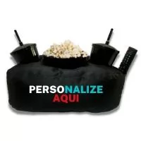 Almofada Porta Pipoca Casal Preto Personalizado 3 Cores Silk. Transforme suas pausas em momentos aconchegantes com a Almofada Porta Pipoca, o brinde corporativo perfeito! Prática e confortável, ela é ideal para promover relaxamento e fortalecer laços. Personalize com sua marca e encante colaboradores e clientes. Adquira já! Almofada Porta Pipoca é um acessório versátil e prático, projetado para proporcionar conforto durante momentos de entretenimento. Com um design funcional, ela possui compartimentos especiais para acomodar tanto a pipoca quanto bebidas, oferecendo conveniência durante suas sessões de filmes, séries ou eventos esportivos. Fabricada com materiais de qualidade, a almofada proporciona suporte ergonômico, tornando a experiência mais agradável. Ideal para presentear ou complementar o ambiente de descontração, a Almofada Porta Pipoca é a escolha perfeita para quem busca praticidade e estilo em seus momentos de lazer.