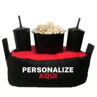 Almofada Porta Pipoca Bicolor Casal Personalizada 2 Cores Silk. Transforme suas pausas em momentos aconchegantes com a Almofada Porta Pipoca, o brinde corporativo perfeito! Prática e confortável, ela é ideal para promover relaxamento e fortalecer laços. Personalize com sua marca e encante colaboradores e clientes. Adquira já! Almofada Porta Pipoca é um acessório versátil e prático, projetado para proporcionar conforto durante momentos de entretenimento. Com um design funcional, ela possui compartimentos especiais para acomodar tanto a pipoca quanto bebidas, oferecendo conveniência durante suas sessões de filmes, séries ou eventos esportivos. Fabricada com materiais de qualidade, a almofada proporciona suporte ergonômico, tornando a experiência mais agradável. Ideal para presentear ou complementar o ambiente de descontração, a Almofada Porta Pipoca é a escolha perfeita para quem busca praticidade e estilo em seus momentos de lazer.