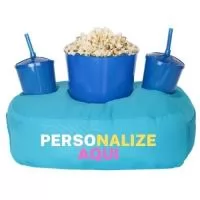 Almofada Porta Pipoca Azul Casal Personalizada 3 Cores Silk. Transforme suas pausas em momentos aconchegantes com a Almofada Porta Pipoca, o brinde corporativo perfeito! Prática e confortável, ela é ideal para promover relaxamento e fortalecer laços. Personalize com sua marca e encante colaboradores e clientes. Adquira já! Almofada Porta Pipoca é um acessório versátil e prático, projetado para proporcionar conforto durante momentos de entretenimento. Com um design funcional, ela possui compartimentos especiais para acomodar tanto a pipoca quanto bebidas, oferecendo conveniência durante suas sessões de filmes, séries ou eventos esportivos. Fabricada com materiais de qualidade, a almofada proporciona suporte ergonômico, tornando a experiência mais agradável. Ideal para presentear ou complementar o ambiente de descontração, a Almofada Porta Pipoca é a escolha perfeita para quem busca praticidade e estilo em seus momentos de lazer.