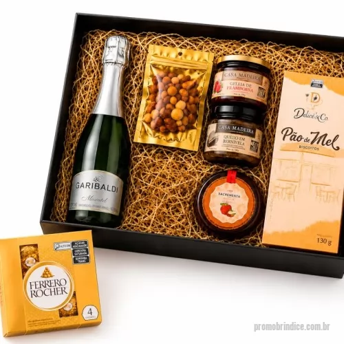 Kit antepasto personalizado - Kit gourmet Antipasto Reale com espumante Garibaldi 750ml, antepasto Gourmet Casa Madeira 160g, geleia Gourmet Casa Madeira 220g, Grissini Sabores Delice 100g, mix de castanhas 50g e caixa com 4 bombons Ferrero Rocher. Apresentado em caixa para presente preta.