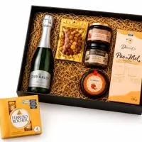 Kit gourmet Antipasto Reale com espumante Garibaldi 750ml, antepasto Gourmet Casa Madeira 160g, geleia Gourmet Casa Madeira 220g, Grissini Sabores Delice 100g, mix de castanhas 50g e caixa com 4 bombons Ferrero Rocher. Apresentado em caixa para presente preta.