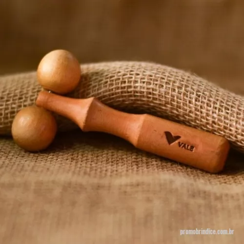 Kit antiestresse personalizado - Kit antiestresse Personalizado 006 com sua logomarca. 20 anos ajudando a cotar Brindes Promocionais com várias empresas num único clique. O Massageador de Madeira Roler Mini pode ser utilizado com todos os óleos de massagem (minerais e vegetais), ele ajuda no alivio do estresse e no relaxamento corporal e facial - Medidas: 12,0cm x 6,0cm x 2,3cmO Massageador de Madeira Roler Mini pode ser utilizado com todos os óleos de massagem (minerais e vegetais), ele ajuda no alivio do estresse e no relaxamento corporal e facial - Medidas: 12,0cm x 6,0cm x 2,3cmKit antiestresse Personalizado, 48957, Amor Perfeito Massageadores. Clique e Cote no Portal PromoBríndice!