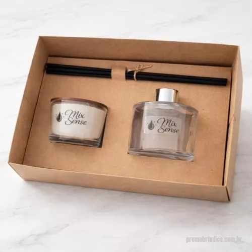 Kit aromático personalizado - Kit composto de 1 vela aromatizada personalizada e 1 aroamtizador de varteas personalizado, em uma caixa kraft envolta em fio de rami e tag