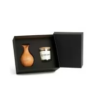 Kit Personalizado em caixa de papel contendo umidificador elétrico com carregador USB, vela aromática com essências em pote de vidro.