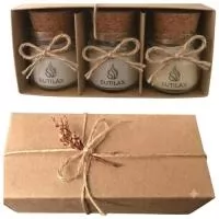 kit com 3 velas aromatizadas personalizadas e decoradas com rami na caixinha kraft envolta com kraft e tag