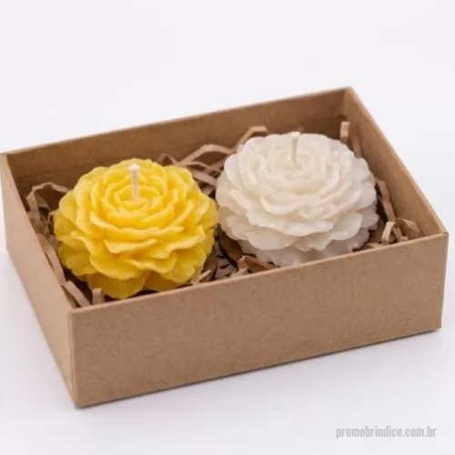 Kit artesanal personalizado - Kit com 2 velas aroamtizadas, flor peônia, cada qual com uma base de madeira, embalada na caixa kraft envolta com rami e tag