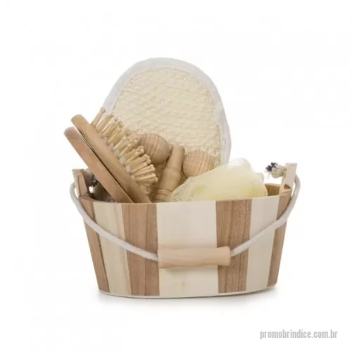 Kit banho personalizado - Kit banho de madeira com 5 peças. Possui: espelho, escova de cabelo, esponja de banho, bucha de banho e massageador. Acompanha balde com alça e pegador de madeira