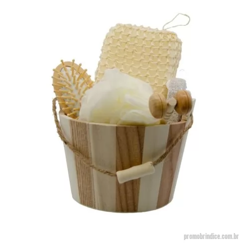 Kit banho personalizado - Cesta de banho contendo: escova cabelo, pedra-pomes, esponja com fios sintéticos, esponja com trama de fios naturais, massageador manual. Dimensões | 16 cm diâmetro Peso | 280g
