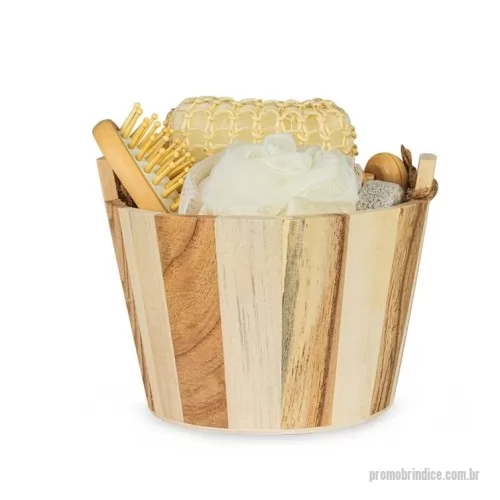 Kit banho personalizado - Esse kit banho traz 6 peças para tornar o momento do banho relaxante e mais especial. Ele inclui uma escova de madeira para os cabelos, uma pedra-pomes (utilizada para esfoliações, principalmente nos pés), um massageador de madeira facial, duas esponjas e, para completar, um balde de madeira com alça de corda. Perfeito para quem busca uma sensação incomparável de cuidado e relaxante durante o banho.  Altura :  11,9 cm  Largura :  14,7 cm  Circunferência :  46,5 cm  Medidas aproximadas para gravação (CxL):  Balde: 8 cm x 4 cm/ Escova: 5 cm x 2,5 cm/ Massageador facial:5 cm x 0,5 cm  Peso aproximado (g):  278