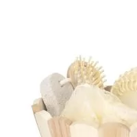 Kit banho com estilo natural envolvido em um cesto de madeira. Contém 4 itens: escova de madeira com cerdas macias, pedra-pomes, esponja redonda e uma esponja de nylon.
