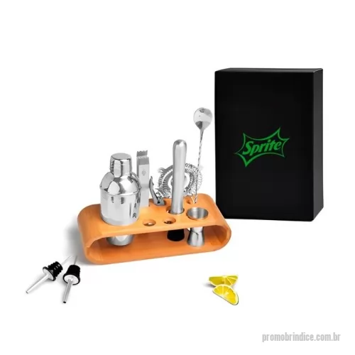 Kit bar personalizado - Kit com nove acessórios úteis para bar em aço inox, sendo um abridor saca rolhas; coqueteleira em aço inox com 350 ml; uma colher de mistura; dois dosares; coador; dois bicos dosadores; pegador para gelo; socador e base em bambu.