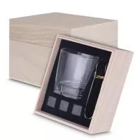 O Kit Drink inclui copo de vidro (200 ml), pegador de gelo em aço inox,  3 cubos de pedra-sabão reutilizáveis e caixa de madeira.