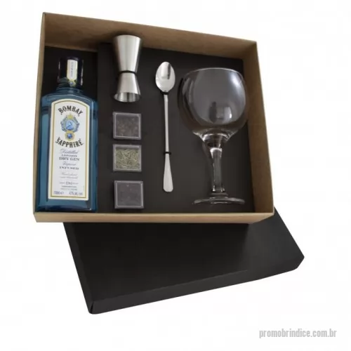 Kit bebidas personalizado - Kit Gin personalizado em caixa de papel, Gin Bombay Sapphire 750ml, 3 Caixinhas (com Pimenta jamaica, Alecrim, Anis estrelado), Copo medidor, Colher e Taça. Gravação na taça e tampa da caixa.