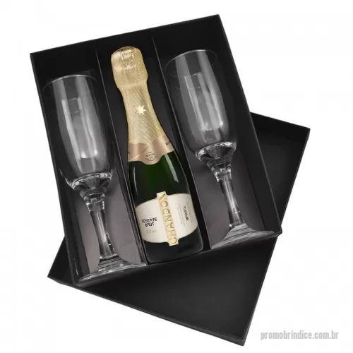 Kit bebidas personalizado - Ótima opção de brinde corporativo, para destacar seu evento com elegância. Kit Mini Chandon 187ml + 2 Taças personalizadas. Acompanha caixa cartonada preta resistente. O aroma revela sutilezas florais (flores brancas) e frutadas (maça verde, cítricos e frutas secas). A primeira impressão ao pladar é uma acidez equilibrada, seguida da nítida sensação de redondeza e frescor. Por fim, são percebidas notas de frutas secas e cítricas com uma persistência média.